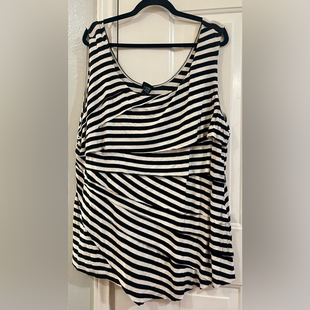Torrid Black and White Striped Top sz 3